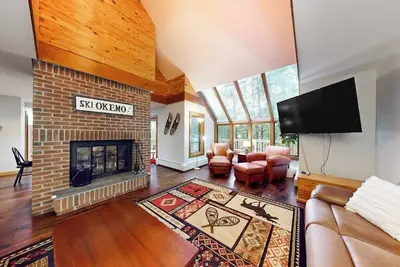 Image de Two-story condo with forest views, Echo Lake beach access, pool, dock & tennis