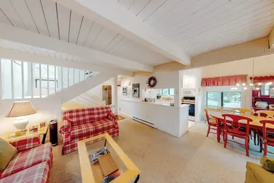 Image de Bright & cheery condo with seasonal pool access