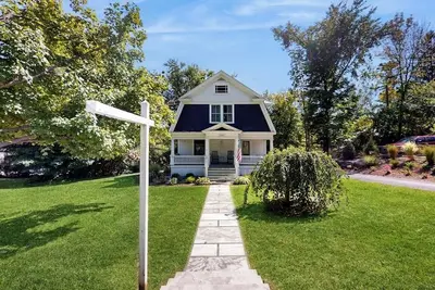 Image de Classic village home with large porch, washer/dryer, cable, grill & partial Ac