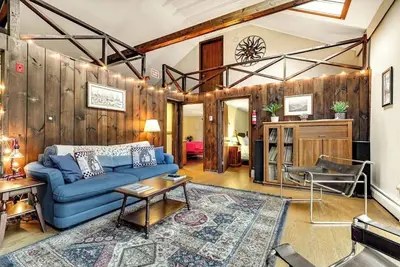 Image de Dog-friendly cabin with forest setting, woodstove & deck - near Killington
