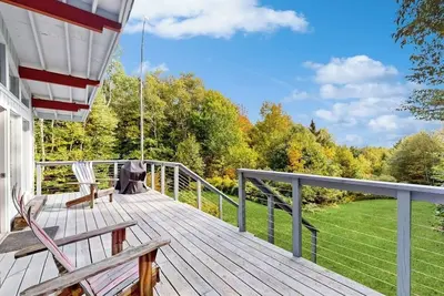 Image de Picturesque, Euro-style ski chalet with beautiful setting, deck & fireplace