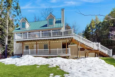 Image de Delightful house w/ hot tub, wrap-around deck, ping-pong-pool table, fireplaces