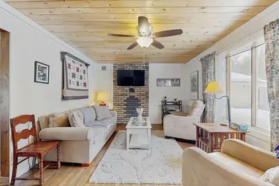 Image de Riverfront dog-friendly house w/ gas fireplace, deck, w/d, a/c, close to skiing!