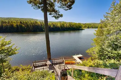 Image de Dog-friendly, lakeside home w/private dock/deck/free WiFi