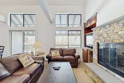 Image de Ski-in/ski-out condo w/ mountain & ski views, shared pool & tennis, balcony, w/d