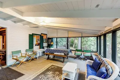 Image de Dog-Friendly Lakefront, w/Free WiFi, Patio, Deck/Dock, & Rustic Water Views