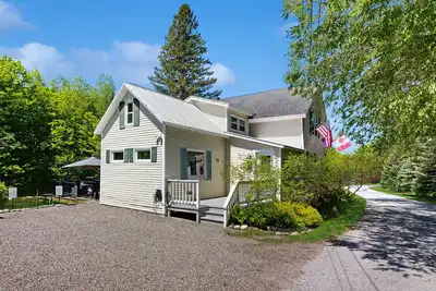 Image de Inviting riverfront home with hot tub on deck & fireplace, near skiing & golf