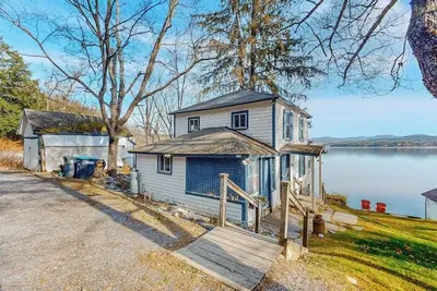 Image de Dog-friendly cabin on the water with a sunroom, firepit, & full kitchen