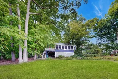 Image de Cozy home with lake front property, views, bbq, dock, kayak, wifi, Tv, w/d