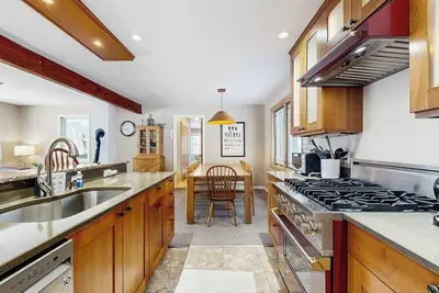 Image de Cozy, updated riverfront home with gas stove & Ac