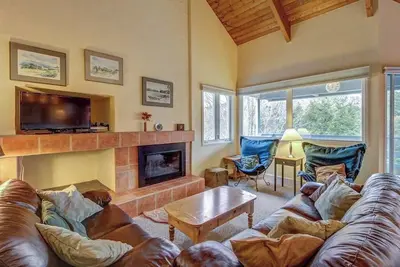 Image de Relaxing Ski Condo with Pools and Entertainment - Near Ski Access