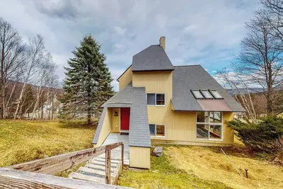 Image de Mountain-view home with new deck, fireplace, & shared pool - walk to lifts