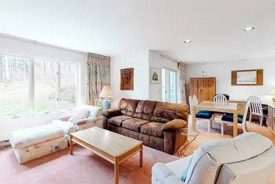 Image de Ski condo with locker, shuttle, fast WiFi, fireplace, washer/dryer & Ac