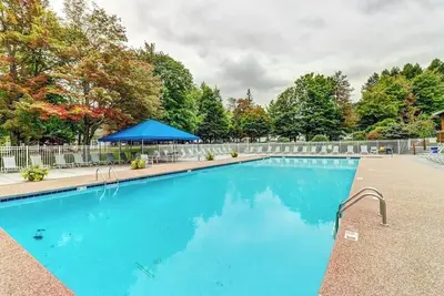 Image de 2nd-floor condo with in/outdoor pools, sauna, tennis, gym, firepit, pool spa