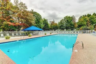 Image de Mountain-view condo with fireplace, 3 pools, tennis & gym - near skiing