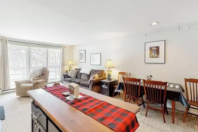 Image de Convenient condo w/ mountain view, fireplace, near lift, ski locker, 1st floor