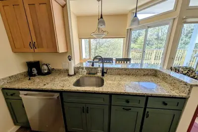 Image de Convenient Skier-friendly 1br condo, pool, gym, tennis, fireplace, wifi