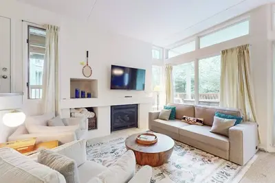 Image de Bright & cheery condo w/ wifi, pools, tennis, gym, sauna, & game room