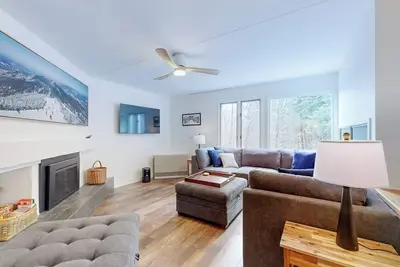 Image de Serene condo near shuttle to slopes with pools & sports courts