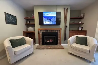 Image de Top floor condo w/ balcony, gas fireplace, tennis, walking/biking trails, w/d