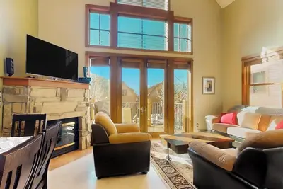 Image de Centrally located with balcony, fireplace, heated garage parking & ski locker
