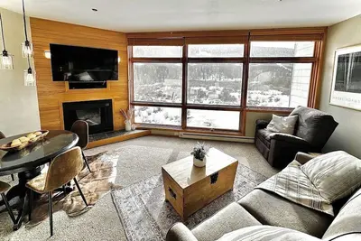 Image de Centrally located condo near skiing with amazing mountain and lake views