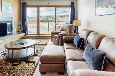 Image de Lakefront retreat with mountain views, covered parking & updated interiors