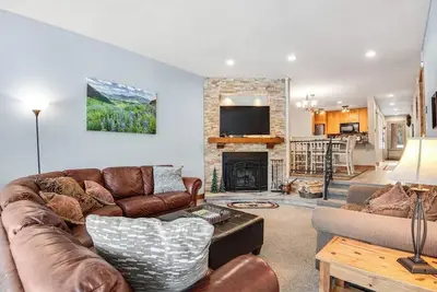 Image de Comfy condo with balcony, fireplace, hot tub, & pool - near Keystone Resort