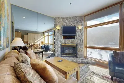 Image de Condo near the slopes with fireplace, balcony, gym, washer/dryer