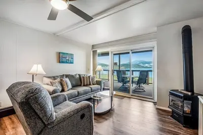 Image de Lovely Lakefront Condo with  Fireplace, Free High-Speed WiFi and Stunning Views