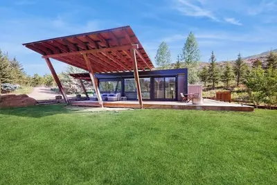 Image de Secluded unique home in prime location with deck, woodstove, & mountain view
