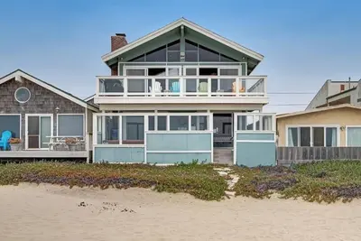Image de Beachfront home with amazing ocean views, a two-level deck, and bikes