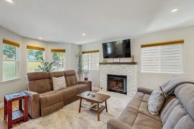 Image de Two-story home w/enclosed yard, patio, gas fireplace, washer/dryer, & fast WiFi