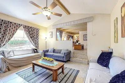 Image de Dog-friendly rural home with deck, wood fireplace, fast WiFi, patio & gas grill