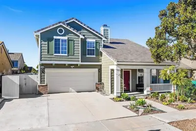 Image de Spacious home with private yard & Bbq - 2 mi. from downtown