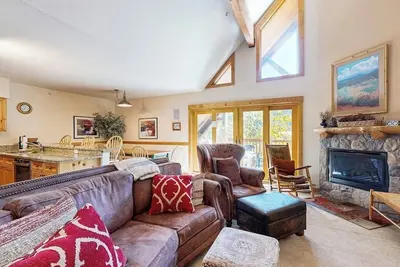 Image de Mountain View Condo w/ Private Hot Tub, Deck & Fireplace