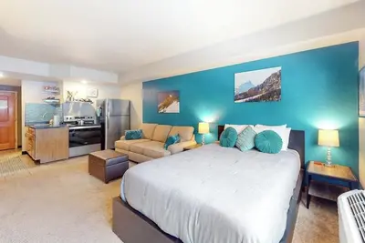 Image de Bright and colorful studio with breathtaking mountain views