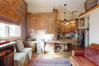 Image de Stylish, downtown condo w/ loft, kitchen, & fireplace plus shared patio & grill