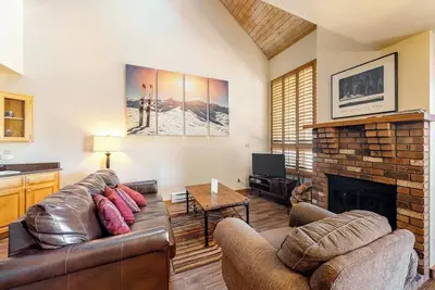 Image de Two-story mountain condo with fireplace & beautiful views