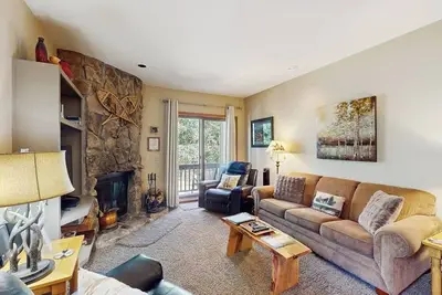 Image de Perfect perch near the mountain with great view, fireplace, balcony & WiFi