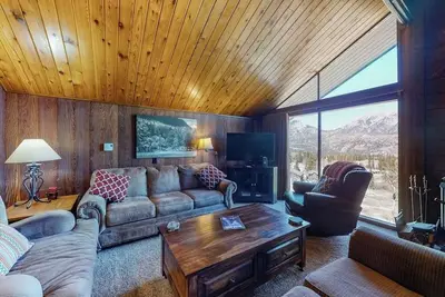 Image de Ski-in/ski-out condo with lake and mountain views, woodstove
