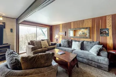Image de Ski-in/ski-out condo with mountain-view balcony & shared pool - walk to lake