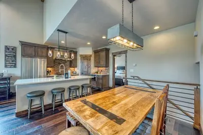 Image de New condo with fireplace - walk to dining & shopping, bus to slopes