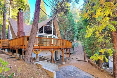 Image de Enchanting lake retreat with fireplace, games, & great deck views - dog-friendly