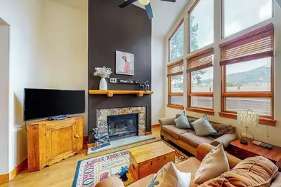 Image de Exclusive Water Dance home with fireplace & deck - Walk to marina & Main St