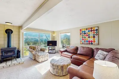 Image de Ski-in/out condo with pool, fitness center, lake & mountain views