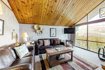 Image de Ski-in/ski-out gem - top-floor condo - lake & mountain views, fireplace