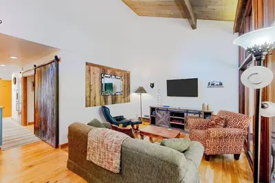 Image de Cozy condo with community amenities, nearby skiing, & expansive views