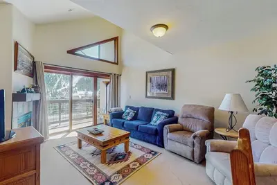 Image de Bright, mountain condo w/mountain views, shared indoor pool & hot tub