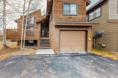 Image de Four-story home w/furnished deck, gas fireplace, and private washer/dryer